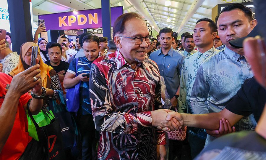 I am wearing batik in winter, Anwar informs Japan PM