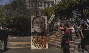 Mahasiswa bakar karikatur Anwar