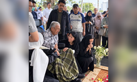SNAPSHOT | Dr M leaves IJN to visit Hasmah's grave; MACC denies serving notice to Saravanan's minor son