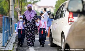 Traffic congestions outside Kelantan schools after child kidnapping rumours