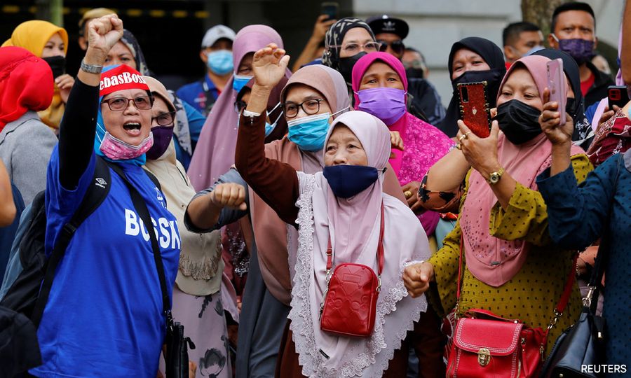 Read judgment first, Anwar tells Najib's supporters calling for royal pardon