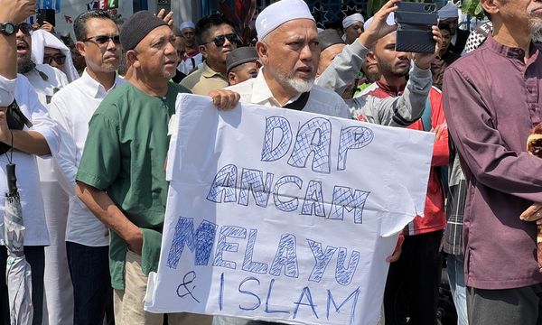 About 200 gather for rally against Nga, Yeoh