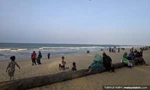Amaran angin kencang, laut bergelora di sekitar perairan negara