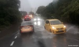 Banjir: Parkir bertingkat di Pasar Moden Sri Muda dibuka
