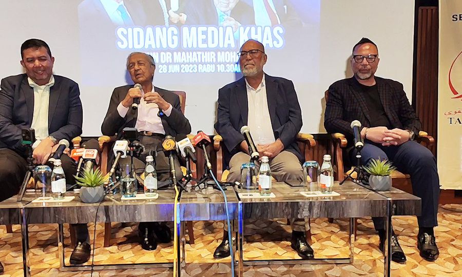 Mahathir pooh-poohs Muda's solo venture