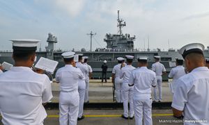 USS Blue Ridge drops anchor at Port Klang
