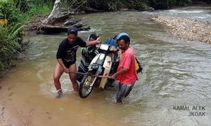 10 jam naik motor ke Gua Musang dapatkan bekalan makanan