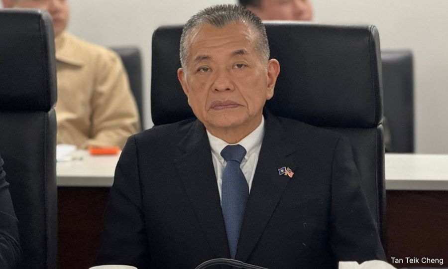 陈德钦抨扎希乱说话，令国阵丢脸不配当主席