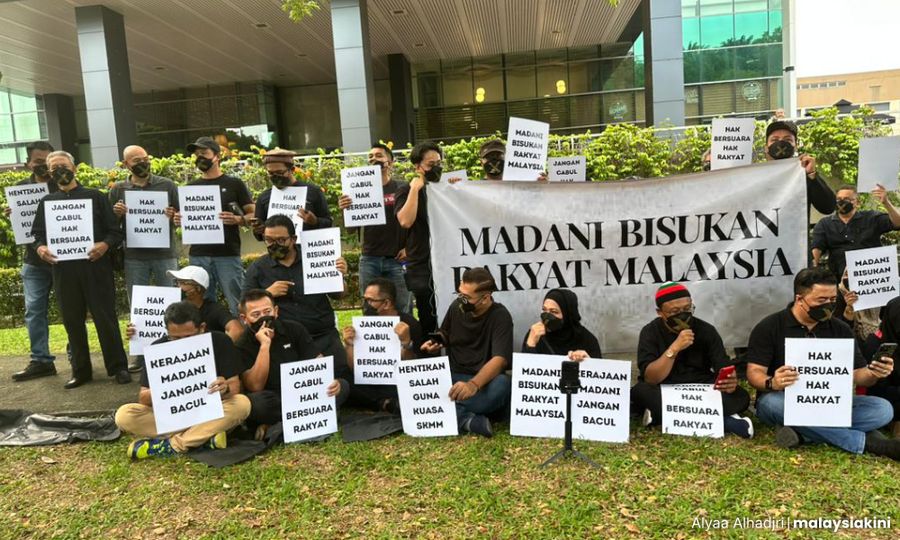 约30人在MCMC外集会，抗议政府压制异议