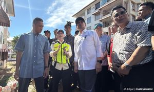 安华抵达沙巴视察水灾土崩灾情