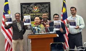 ‘Communist ties’ claims: Wan Saiful dares DAP to sue BN too