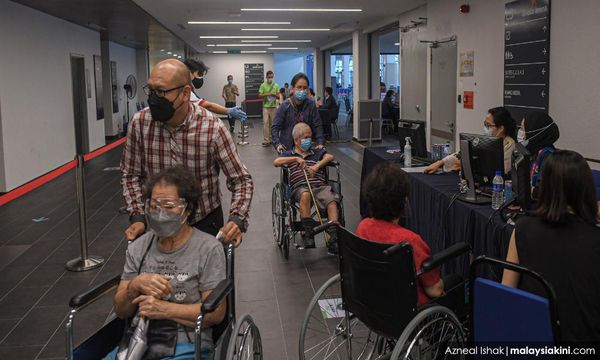 Free influenza vaccination for elderly with chronic illnesses 