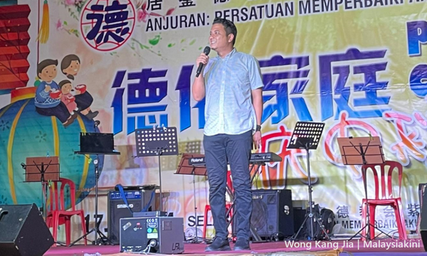 赛福星台上华语拜票却忘词，“不够睡”自我解围赢掌声
