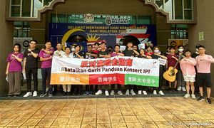 Students perform protest ‘concert’ at Higher Education Ministry
