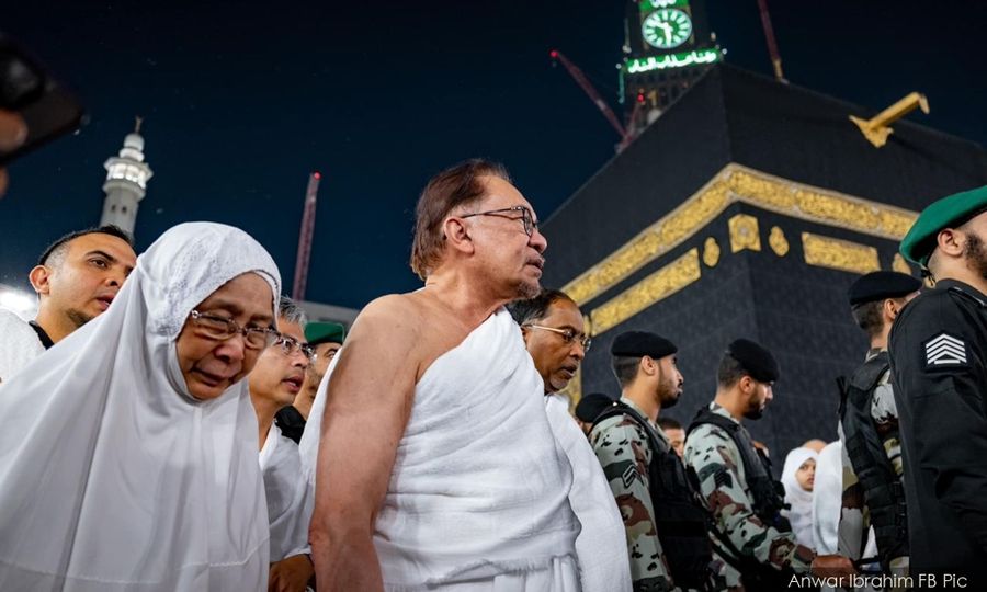 Anwar and Wan Azizah perform umrah, pray for peace in Palestine