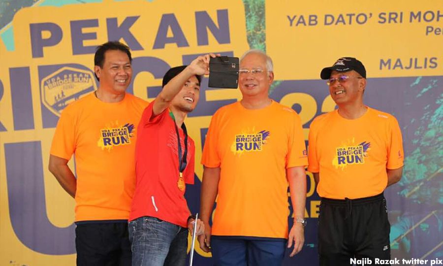 Beri perlembagaan pada Umno Pekan, sindir Anwar