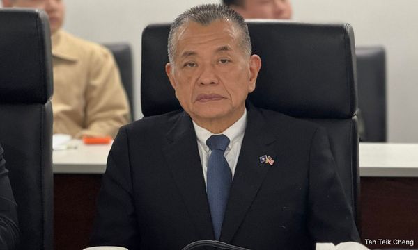 陈德钦抨扎希乱说话，令国阵丢脸不配当主席