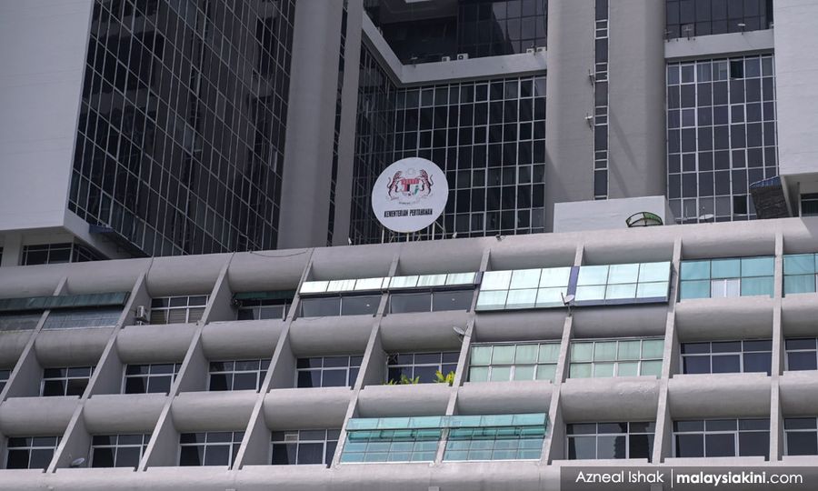 SPRM sita akaun bank, geledah kediaman, pejabat pegawai kanan Mindef