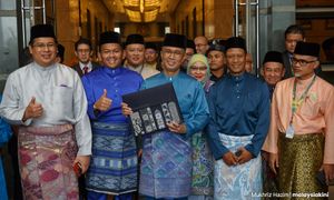 Tengku Zafrul leaves for Parliament to table Budget 2023