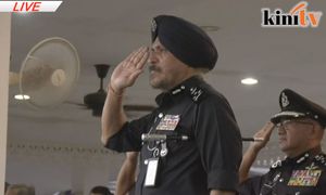 Bagasi berisi wang, barang kemas bertaburan di lantai - Amar Singh