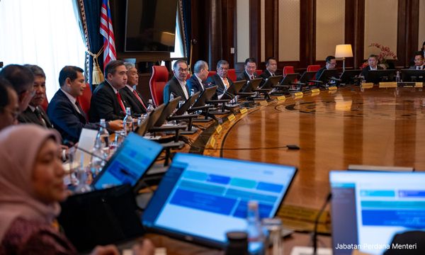 Anwar: Cabinet salaries slashed 20pct until economy recovers