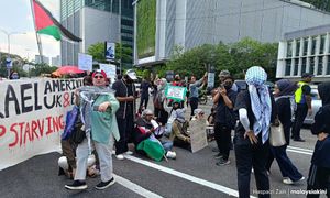 Police, protesters clash at anti-Israel rally outside US embassy